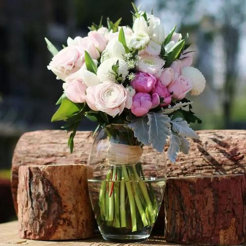 也可以根据不同品种的花材选择花瓶