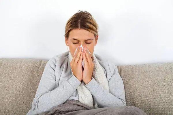 鼻塞打喷嚏喉咙痛明是感冒为何担心感染上新冠病毒